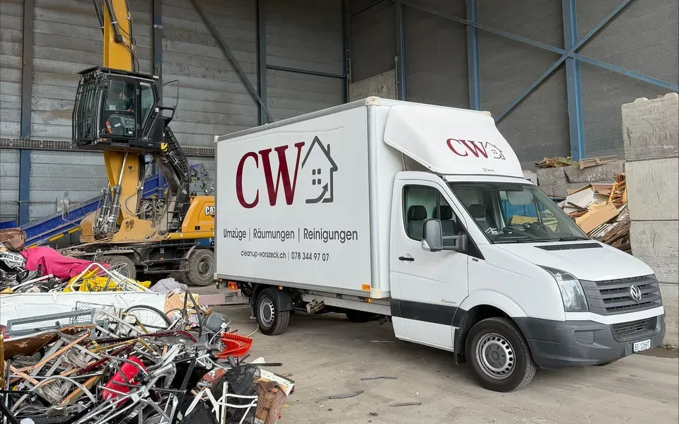 Transporter von Cleanup Worszeck auf dem Recyclinghof