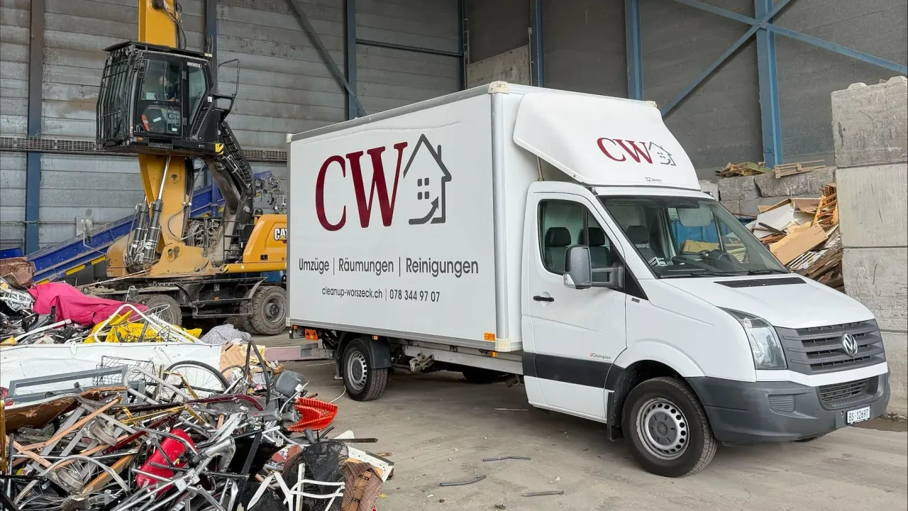 Transporter von Cleanup Worszeck bei der Entsorgung von Räumungsgut