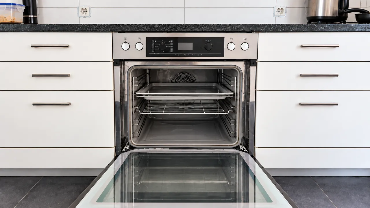 Gründlich gereinigter Backofen nach der professionellen Backofenreinigung mit sauberem Innenraum, fettfreier Glastür und von eingebrannten Rückständen befreiten Oberflächen.